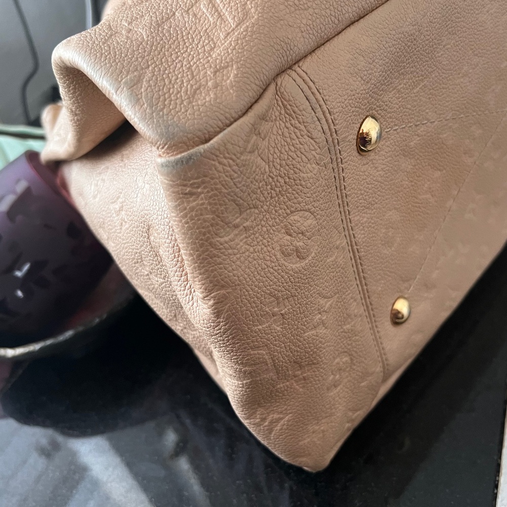 LV ARTSY